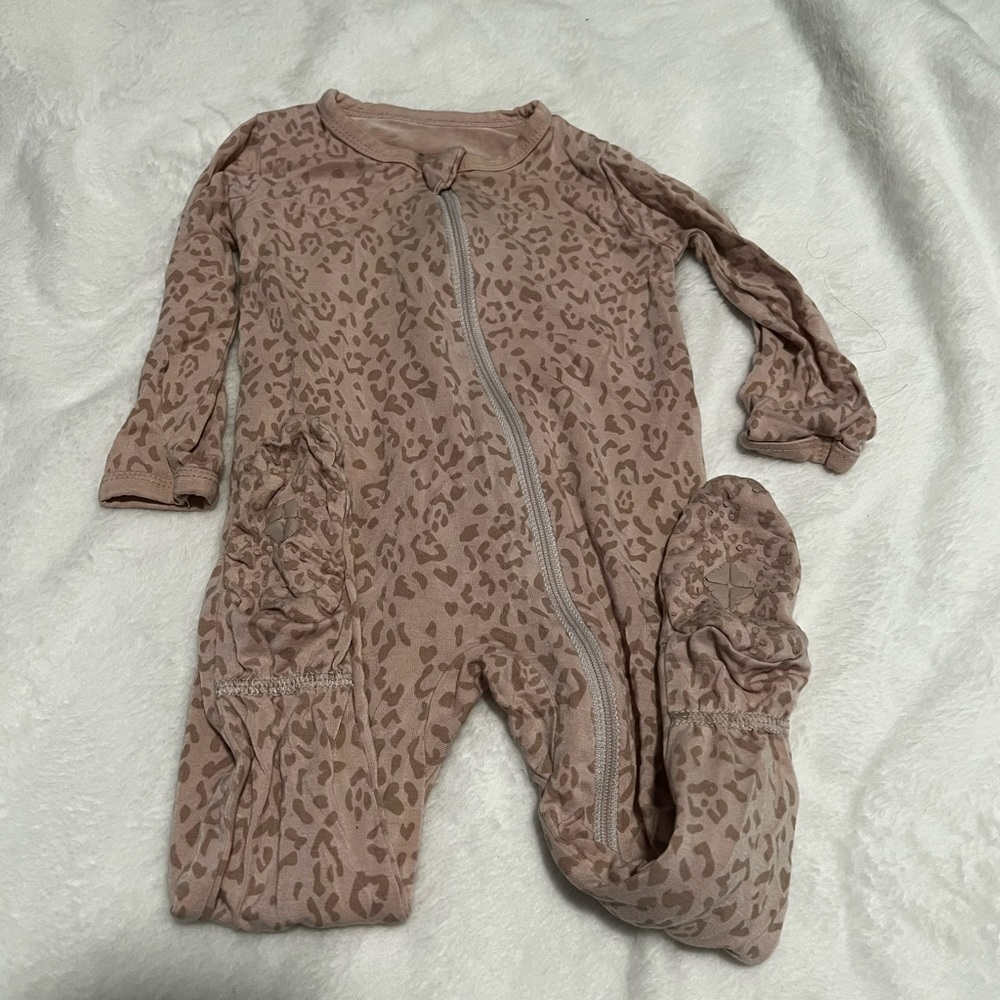 Kyte Baby 6-12 blush leopard zip footie EUC